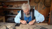 Der gelernte Maurer, Peter Ainhauser, stellt seit 60 Jahren kunstvolle Trachtenmesser in Handarbeit her.