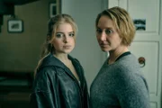 (v.li.): Nela Thaler (Emilia Pieske), Blum (Anna Maria Mühe).