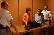 Malcolm (Frankie Muniz, 2.v.r.) kann nicht fassen, dass seine Mutter (Jane Kaczmarek, 2.v.l.) so dreist ist ...