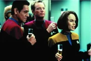 Chakotay (Robert Beltran, l.), Paris (Robert Duncan McNeill, M.) und Torres (Roxann Dawson, r.) stoßen darauf an, dass sie wieder einmal ein gefährliches Abenteuer gut überstanden haben.