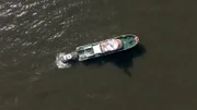 Seenotrettungskreuzer Anneliese Kramer lässt Tochterboot zu Wasser.