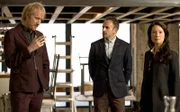 Sherlocks Bruder Mycroft (Rhys Ifans, l.) kommt in New York an und erbittet die Hilfe von Holmes (Jonny Lee Miller, M.) und Watson (Lucy Liu, r.), um einen Fall zu lösen ...
