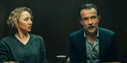 Blum (Anna Maria Mühe) ist überrascht vom Auftauchen „ihres“ Anwalts (Lucas Gregorowicz). Dieser fragt, was seiner Mandantin vorgeworfen wird und ob es einen Haftbefehl gibt.