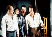 Charles Ingalls (Michael Landon, r.) stellt die angeblich "Geheilten" (Hank Kendrick, l., Carol Norton, 2.v.l., Fred Ashley, 2.v.r.) zur Rede ...