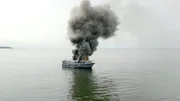 Marineboot in Flammen vor Warnemünde.
