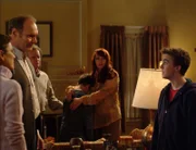 Malcolm (Frankie Muniz, r.) bittet Angela um ein Date. Er ahnt allerdings noch nicht, dass er sich für das ersehnte Date erst einmal mit ihrer Großfamilie gut stellen muss ....