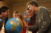 Reese (Justin Berfield, l.), Dewey (Eric Per Sullivan, 2.v.l.), Baby Jaime (Darsteller unbekannt, M.), Hal (Bryan Cranston, 2.v.r.) und Malcolm (Frankie Muniz, r.) sind von Oma Idas Hochzeit gar nicht so abgeneigt, da sie nach der Zeremonie nach Hongkong ziehen will - also schön weit weg ...