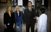 Werden sie gegen die Cybermen vorgehen können? Yvonne (Tracy-Ann Oberman, l.), "Der Doktor" (David Tennant, 2.v.r.), Dr. Rajesh Singh (James Raji, r.) und Jackie (Camille Coduri, 2.v.l.) ...
