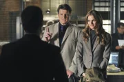 Der Mord an einem Regierungskritiker beschäftigt Castle (Nathan Fillion, M.) und Beckett (Stana Katic, r.). Bei den Ermittlungen stoßen sie auf Jared Stack (Carlos Bernard, l.), der für eine Sondereinheit direkt unter dem Generalstaatsanwalt arbeitet und etwas zu verbergen haben zu scheint ...