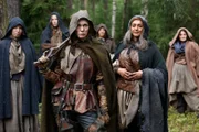 Juliette (Fiona O'Shaughnessy, Mitte l.); Theresa (Meera Syal, Mitte r.)