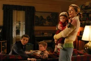 Als Malcolm (Frankie Muniz, l.) mit Dewey (Eric Per Sullivan, 2.v.l.) und Polly (Julie Hagerty, r.) zum Einkaufen fährt, stoppen sie kurz bei Pollys Ex-Freund um etwas zu erledigen ...