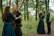 Outlander - Die Highland-Saga Staffel 5 Folge 8 Sophie Skelton (Rückansicht) als Brianna Randall Fraser, John Bell als junger Ian, Andrew Adair als Jemmy MacKenzie, Caitriona Balfe als Claire Randall, Sam Heughan als Jamie Fraser