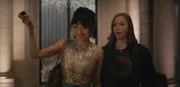 Ava (Hannah Einbinder, r.) trifft auf Kiki (Poppy Liu, l.), Deborahs charismatische Black-Jack-Dealerin, die ihr unerwartete Seiten der gefeierten Comedian offenbart.