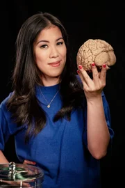 Eine graue Masse – etwa 1,3 Kilogramm schwer – und gleichzeitig die komplexeste Struktur, die uns im Universum bekannt ist: das Gehirn. Wie es tickt, zeigt Dr. Mai Thi Nguyen-Kim.