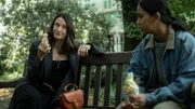 Hélène (Camille Cottin, l.) vertraut auf ihr Auge für neue Talente. Sie glaubt, dass Pam (Anjana Vasan, r.) das Zeug zu einer ausgezeichneten Profi-Killerin hat.