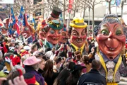 Auch in diesem Jahr dabei: die "Schwellköppe" als typische Figuren des Mainzer Rosenmontagszug. Dessen Motto lautet in diesem Jahr: "In Meenz zu feiern, des ist nett, but don´t forget se Zugplakett!"