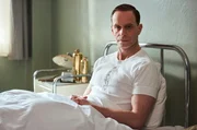 Leistenbruch: Ministerialdirigent Schuler-Osten (Julian Weigend) vom Auswärtigen Amt kommt als Patient in die Charité.