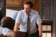 DI Jack Mooney (Ardal O'Hanlon, r.) und Dwayne Myers (Danny John-Jules, l.) besprechen mögliche Motive des Mörders.