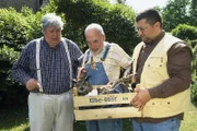 Das Uhuweibchen, das sich in Paschulkes (Helmut Krauss, l.) Garten verirrt hat, hat einen gebrochenen Flügel. Es muss unbedingt in die Tierklinik. Peter (Peter Lustig, M.) und der Tierarzt (Aykut Kayacik, r.) sind froh, dass sie es gefunden haben.