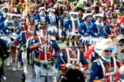 Schmucke Garde-Musikanten sind ein Muss beim Mainzer Rosenmontagszug. Dessen Motto lautet in diesem Jahr: "In Meenz zu feiern, des ist nett, but don´t forget se Zugplakett!"