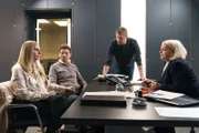 Monika Freytag (Susanne Michel, l.) und ihr Mann Joachim Freytag (Thomas Unger, 2. v. l.) erklären Major Max Herzog (Martin Gruber, 2.v.r.) und Oberst Henriette Wolf (Brigitte Kren, r.), was mit Alina passiert ist.