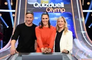Moderatorin Esther Sedlaczek (M.) mit den Kandidat:Innen des Teams "Schauspiel": Tom Wlaschiha (l.), Schauspieler und Anna Schudt (r.), Schauspielerin.