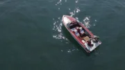 Gespräch mit "Bouviers Geheimwaffe": Vor "Bond-würdiger" Kulisse trifft Reporterin Sydney Lima auf die Kunstexpertin Sixtine Crutchfield.