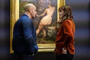 Florence Chassagne (Elénore Bernheim) und Antoine Verlay (Nicolas Gob) finden unterhalb des Gemäldes "La Source" von Gustave Courbet ein Zettelchen mit Koordinaten, der sie an den nächsten Ort der Schnitzeljagd führen soll.