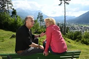 Ernst (Wolfgang Fierek) ist gerührt über Irenes (Saskia Vester) Geschenk, mit ihm campen zu gehen, doch das Zelten gefällt ihm nicht wirklich. Heute ist er mit dem Überraschen dran.