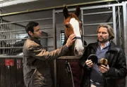 ARD STURM DER LIEBE FOLGE 1222, Jacob (Andreas Thiele, l.) versucht Michael (Erich Altenkopf, r.) die Lust am Reiten zu verderben, indem er ihn alleine zu einem nervösen Pferd in die Box schickt.