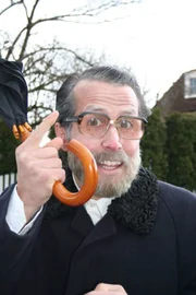 Willi Weitzel hat sich als Opa verkleidet. Dass Altsein nicht nur schön sein kann, sondern auch beschwerlich, erfährt er jetzt am eigenen Leib.