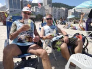 Rio de Janeiro in Brasilien. Von links: Schiffsarzt Dr. Winni Koller und Famulant Tobias Hack an der Copacabana.