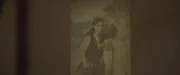 Theo (Eloise Little) vor der Ruine in Ägypten, mit seltsamen Lichtzeichen versehen - könnte dies Theos Sternzeichen sein?