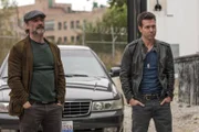 Die Intelligence Unit observiert das Versteck von Waffenhändlern. Alvin Olinsky (Elias Koteas) und Antonio Dawson (Jon Seda) geben sich als Interessenten aus.