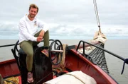 Den Nationalpark de Alde Feanen erkundet Daniel Aßmann mit einem Skûtsje, einem friesischen Plattbodenschiff.