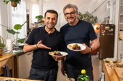 Resteverwertung bei Einfach und köstlich mit Ali Güngörmüş und Hans Jörg Bachmeier: Rote Bete-Dal mit Ananas-Hühnchen-Spieß und gebackenem Pfannenbrot „Chapati“.