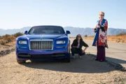 Deborah (Jean Smart, r.) lädt Ava (Hannah Einbinder, l.) zu einer Spritztour ein, doch die Fahrt nimmt eine unerwartete Wendung.
