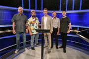 Jagdruf zur Radiowoche. Nach dem sensationellen Erfolg im letzten Jahr heißt es bei „Gefragt – Gejagt“ wieder: „Die Jagd beginnt“ für beliebte Moderatorinnen und Moderatoren und ihren Hörerinnen und Hörern. In fünf Ausgaben des Vorabendquiz‘ im Ersten treten die Moderatoren von ARD-Radiowellen gegen das Team der Quizelite an. Moderator Alexander Bommes (M.) mit den Kandidaten (v.l.n.r. am Panel): Thilo Köhne, Lars Wohlfahrt (MDR Sputnik), Andreas Lehnert, Stefan Orner (SWR1)