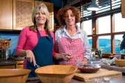 Jutta Braun (links) mit Freundin und Küchenfee Traudi bei den Vorbereitungen.