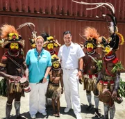 Kreuzfahrtdirektorin Manuela Bzdega ud Kapitaen Robert Fronenbroek werden am Hafen von Port Moresby, Papua Neuguinea, von Abgesandten des Huli Stammes empfangen.