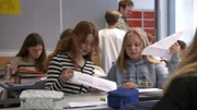 Anna Kuschnirenko mit ihrer neuen Freundin Maren Hanak im Unterricht