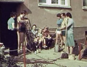 Etwa 100.000 Amateurfilmer drehten in der DDR unzählige Filmminuten auf 8mm, Super 8 oder sogar 16mm. Diese ganz privaten Zeugnisse der DDR-Kulturgeschichte erzählen - mal linientreu, mal harmlos, mal versteckt erotisch, mal subversiv vom Leben in der DDR.