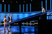 Jetzt wird aufgedreht! In zehn Ausgaben des Vorabendquiz‘ „Gefragt – Gejagt“ im Ersten treten beliebte Moderatorinnen und Moderatoren von ARD-Radiowellen gegen die „Quiz-Elite“ an. An ihrer Seite stehen vom 10. bis 14. Juni jeweils drei Hörerinnen bzw. Hörer aus dem jeweiligen Sendegebiet. Moderator Alexander Bommes mit der Kandidatin Miriam Günder und dem Jäger Sebastian Klussmann.