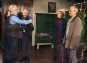 Johanna ist sehr erstaunt, als Hermann ihr bei ihrer Rückkehr aus Wien entgegenläuft. v.li.: Hermann (Wolfgang Hepp), Johanna (Ursula Cantieni), Bea (Christiane Brammer), Karl (Peter Schell)