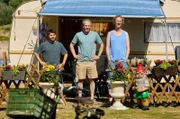 Im Wohnmobil von Elektriker Mario Matteses hat es wohl einen Kampf gegeben. Was wissen die Nachbarn? Haben sie etwas mitbekommen? V.l.n.r.  Peter Abel (Jonas Baeck), Dieter Schwarz (Uke Bosse), Wolfgang „Wolle“ Schmidt (Thomas Limpinsel)