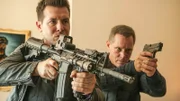 Antonio Dawson (Jon Seda, l.) und Hank Voight (Jason Beghe) ermitteln in einer brutalen Mordserie, die mit einem Drogenkartell in Verbindung steht.