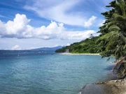Strandabschnitt auf Ambon, Indonesien.