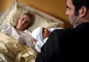 Jonas (Mathis Künzler) besucht Karen (Denise Zich), die er verlassen hat, am Wochenbett.