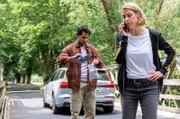 Tamara Meurer (Anja Pahl) und Samir Amari (Skandar Amini) haben das Handy der Vermissten geordnet. Der Fundort ist weit entfernt vom Ort, wo die junge Frau zuletzt gesehen wurde.