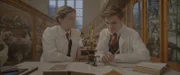 Maya (Julie Lamberton) und Henry (Frankie Minchella) nehmen zwar am Unterricht teil, sind aber mit ihren Gedanken bei den Lehm-Menschen und der Ewigen Flamme.